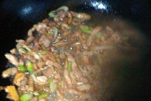 酸菜炒粉丝的做法图解3