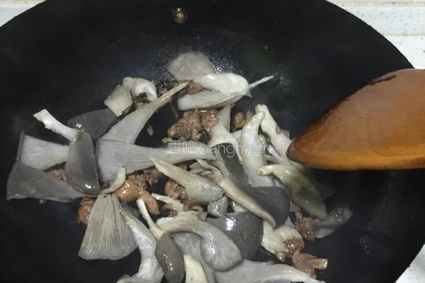 蘑菇炒肉的做法图解4