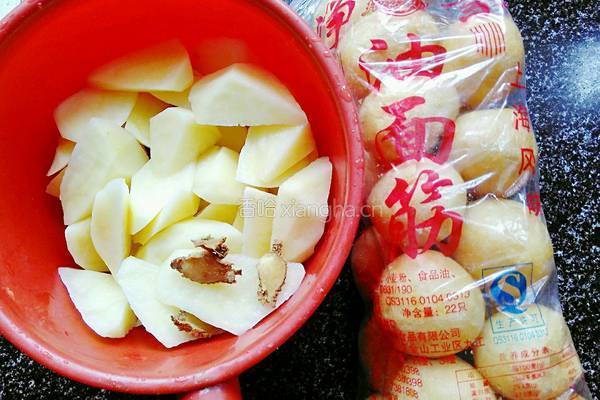 土豆烧油面筋的做法图解1