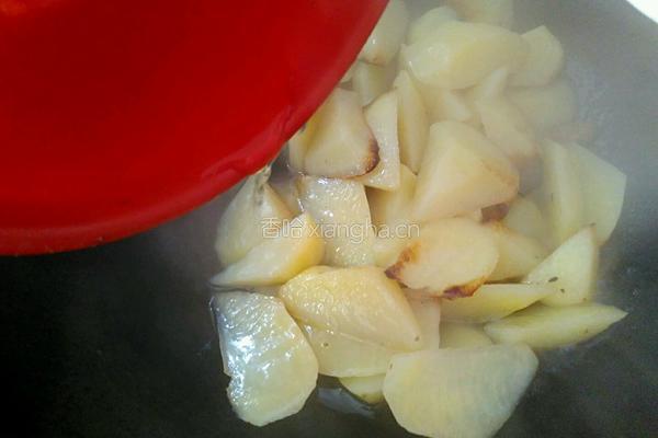 土豆烧油面筋的做法图解6
