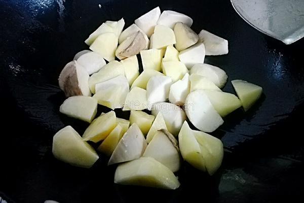 杏鲍菇焖土豆的做法图解5