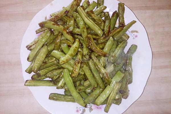 干煸豆角的做法图解3