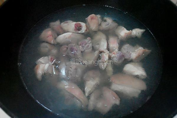 红枣花生猪脚汤的做法图解3