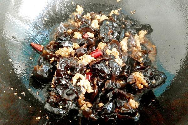 肉碎蒜香炒木耳的做法图解5