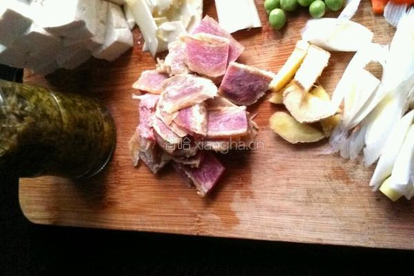 雪菜冬笋豆腐煲的做法图解1