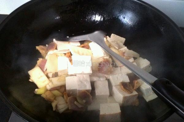 雪菜冬笋豆腐煲的做法图解3