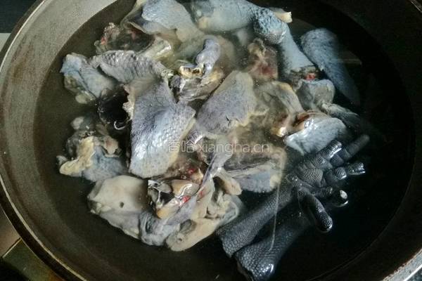 山药胡萝卜炖乌鸡的做法图解3