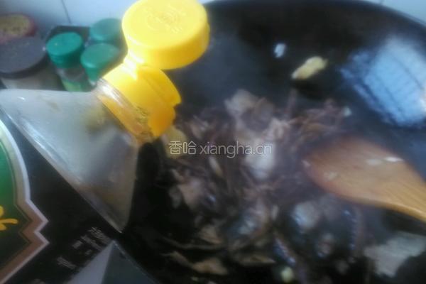 干煸茶树菇肉片的做法图解10