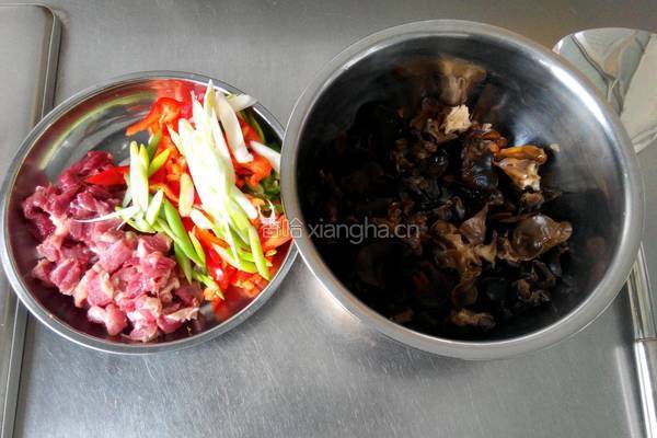 木耳炒肉（牛肉）的做法图解1