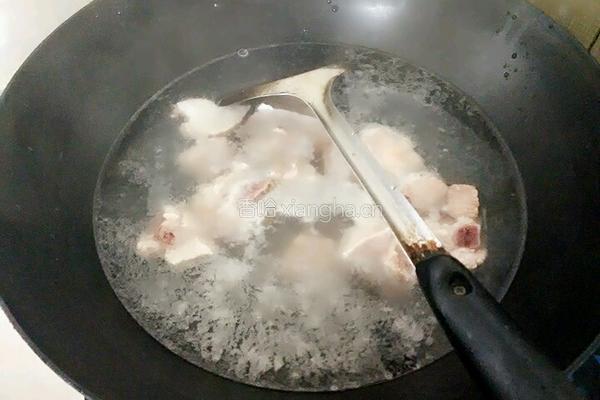 海带黄豆排骨汤的做法图解2