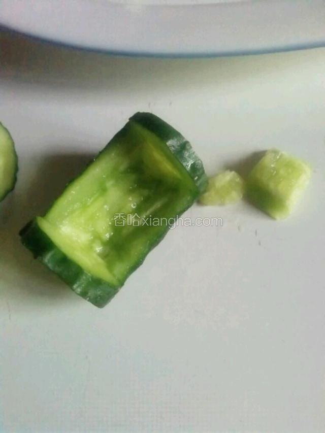 用小勺把中间挖空，不要挖到底部。