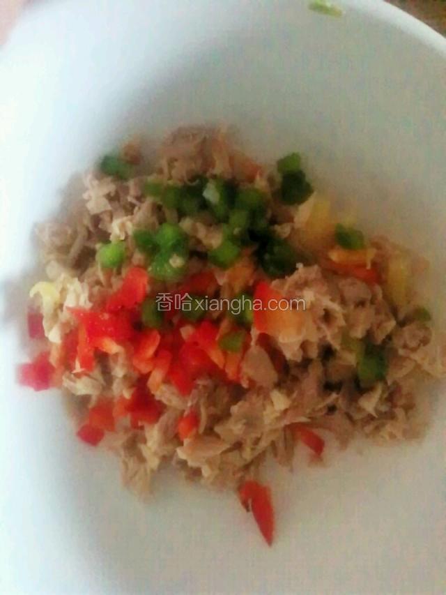 彩椒切成丁和鸡腿肉，加入调料拌匀，放几滴香油口感更好。