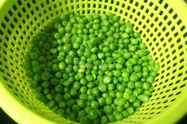 榨菜丁炒小青豆的做法图解4