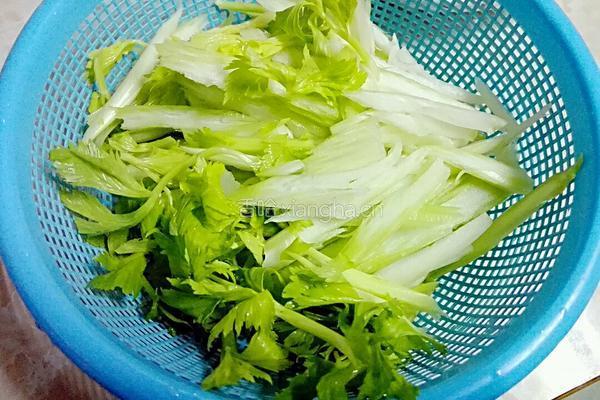 西芹炒烧肉的做法图解1