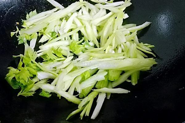 西芹炒烧肉的做法图解3