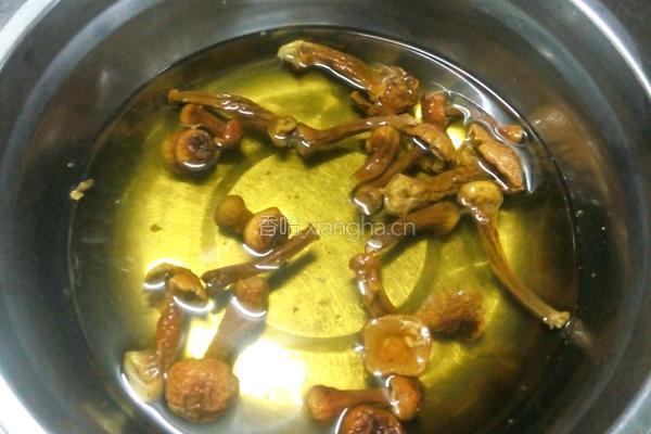 姬松茸鸡汤的做法图解1