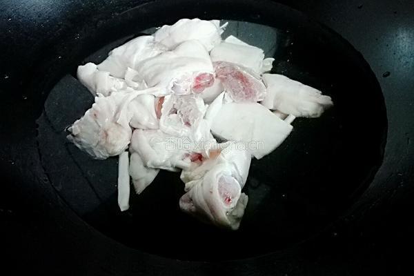 莲藕猪脚煲的做法图解3