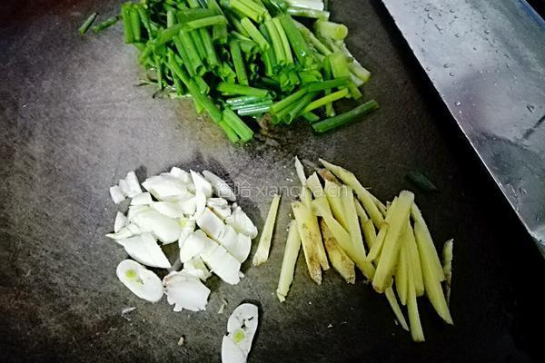 莲藕猪脚煲的做法图解5