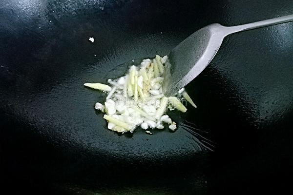 莲藕猪脚煲的做法图解6
