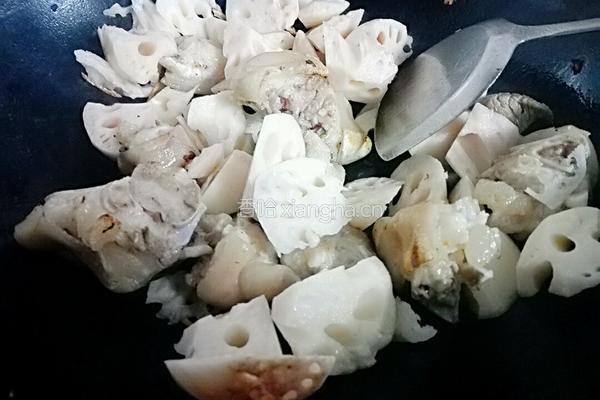 莲藕猪脚煲的做法图解8