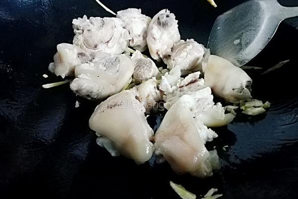 莲藕猪脚煲的做法图解7
