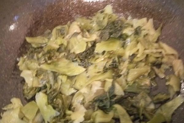 咸菜炒猪肠的做法图解1