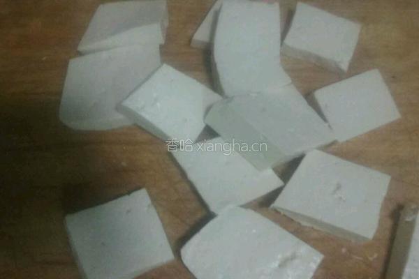 蒜香煎豆腐的做法图解1