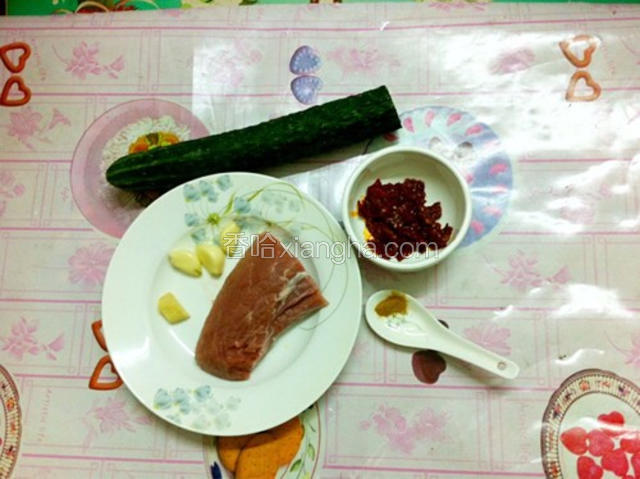 如图：准备好图中的材料，青瓜，猪肉，蒜头，姜，豆瓣酱，十三香，并将猪肉洗净，剁成肉末