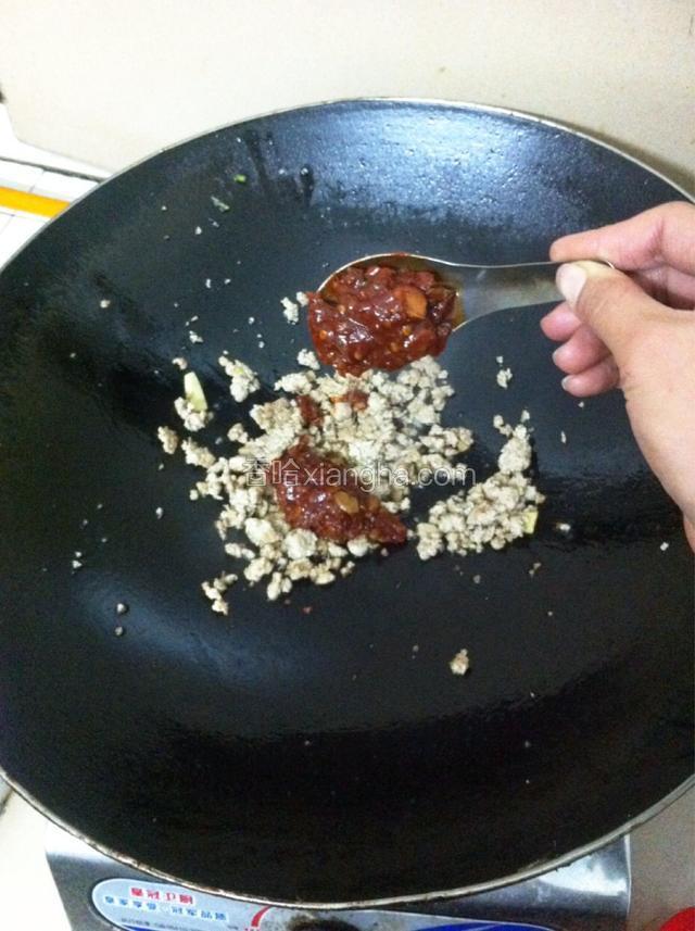 如图：加入准备好的豆瓣酱
