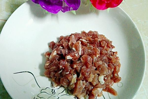 碗豆玉米炒肉的做法图解1