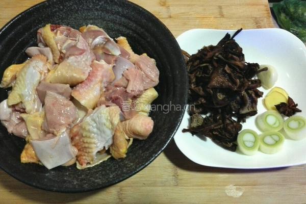 小鸡炖蘑菇的做法图解1