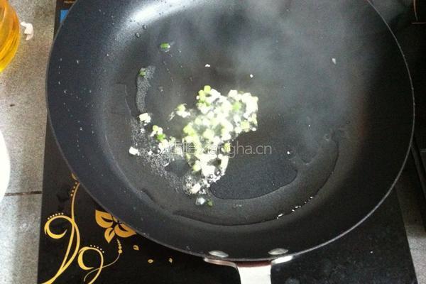 胡萝卜烧茨菇的做法图解2