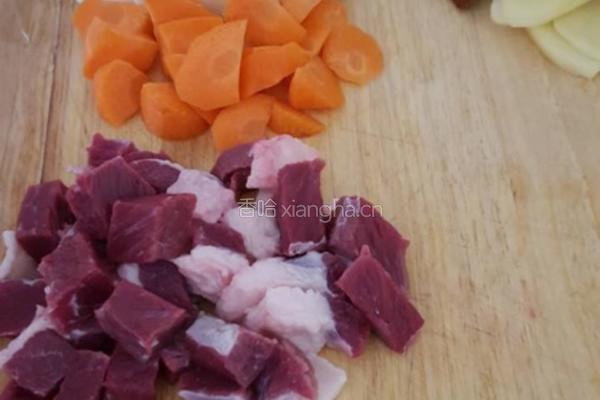土豆炖肉腩的做法图解1