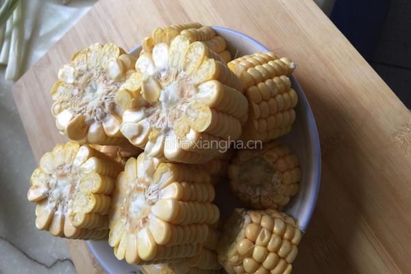 玉米排骨汤的做法图解3