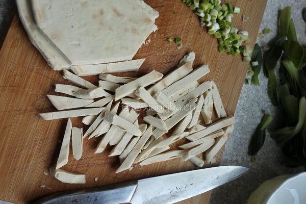 五花肉炖馍片的做法图解1