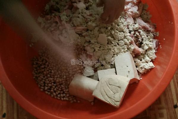 豆腐肉香肠的做法图解2