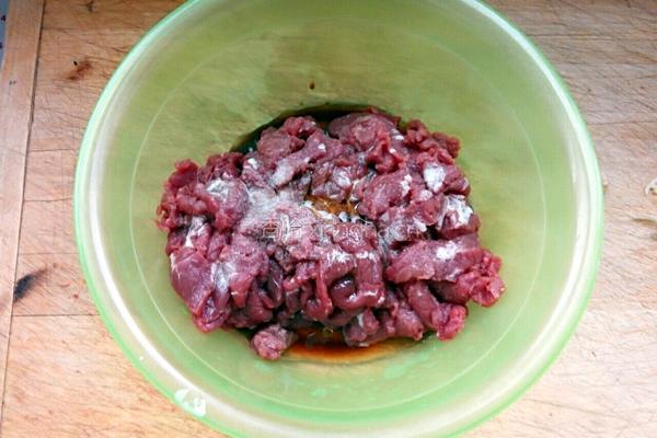 大葱爆牛肉的做法图解2