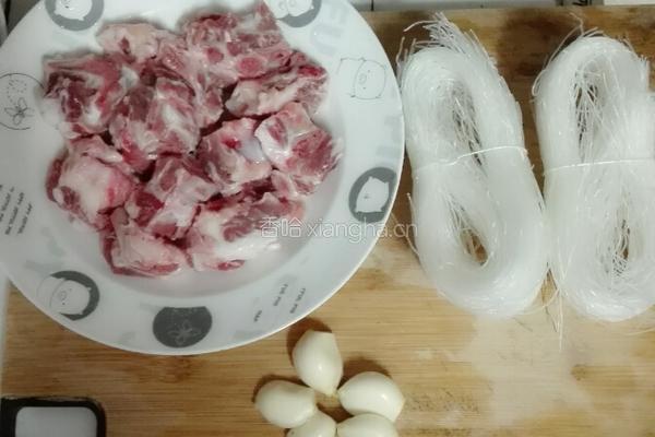 蒜蓉粉丝蒸排骨的做法图解1