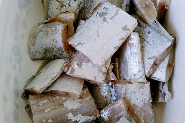 香酥茄汁带鱼的做法图解1