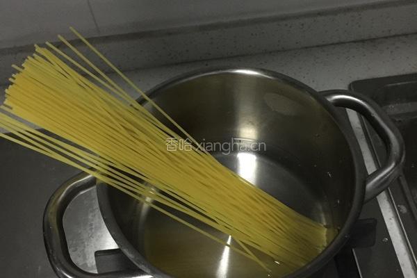 番茄培根意面的做法图解2