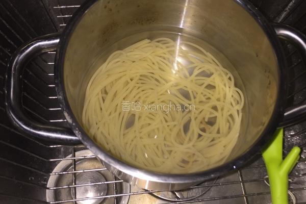 番茄培根意面的做法图解3