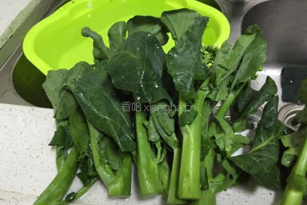 清炒芥兰的做法图解1