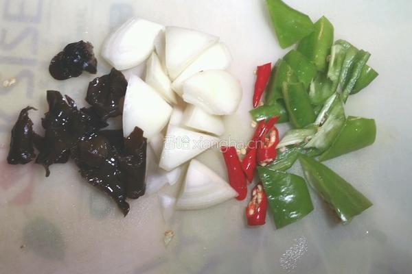 洋葱木耳炒蛋的做法图解1