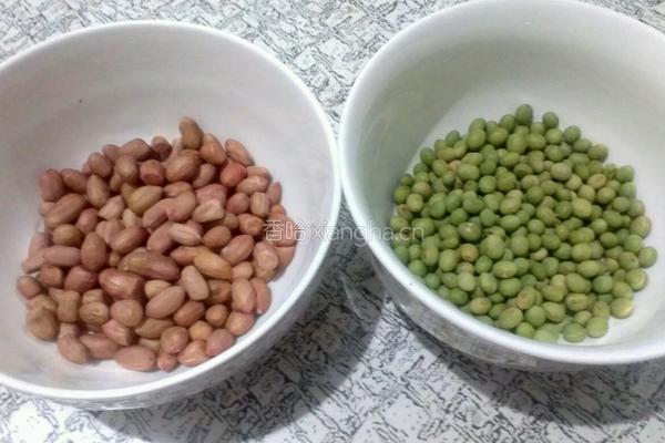 青豆花生米的做法图解1
