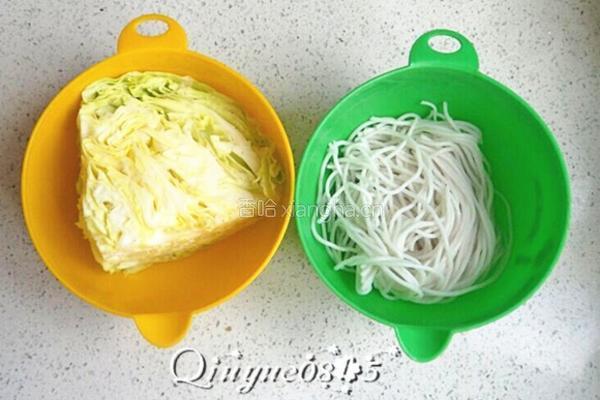 圆白菜炒粉丝的做法图解1