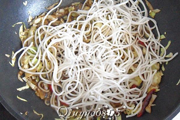 圆白菜炒粉丝的做法图解5