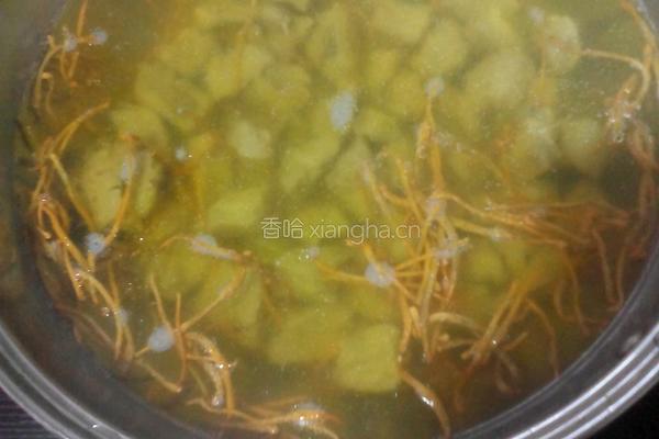 “午年夜饭”虫草花炖排骨汤的做法图解2