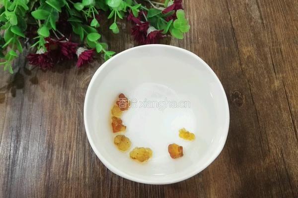 桃胶银耳羹的做法图解2