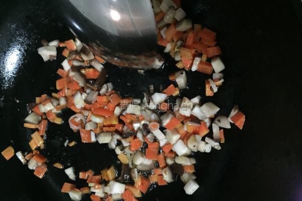 香菇炒饭的做法图解3
