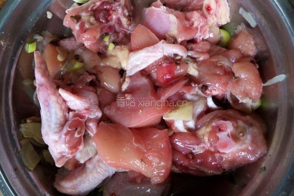 土豆炒鸡块的做法图解1